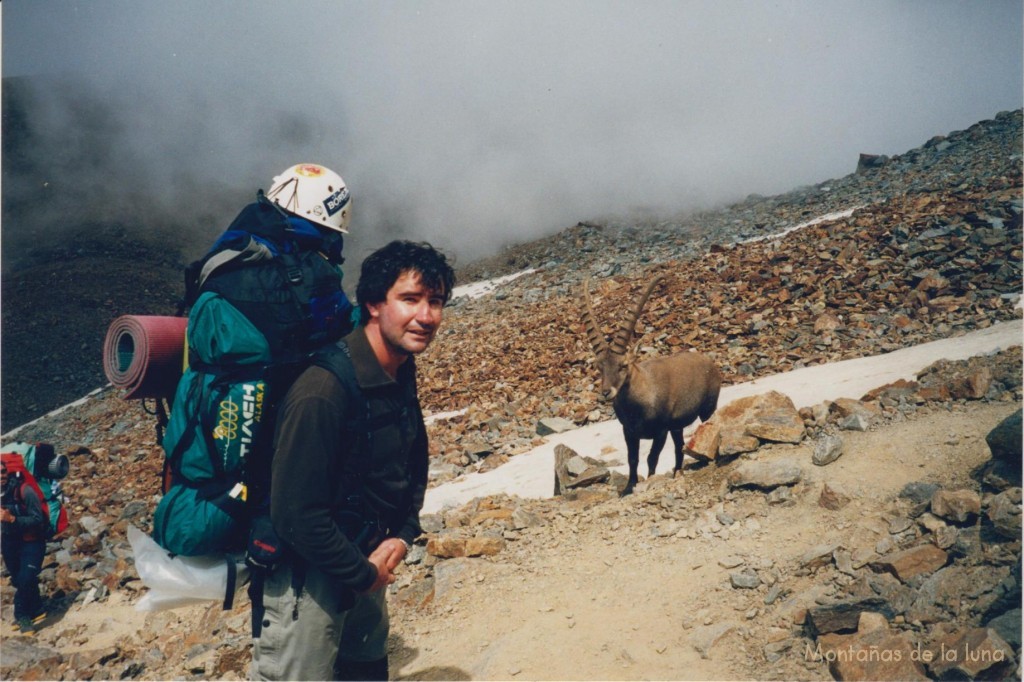 Joaquín junto a la cabra alpina bajando a Nid d’Aigle